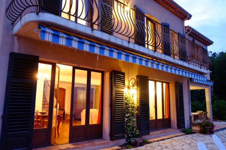 Villa de Vacance avec piscine à Théoule Sur Mer près de Cannes (façade de nuit)